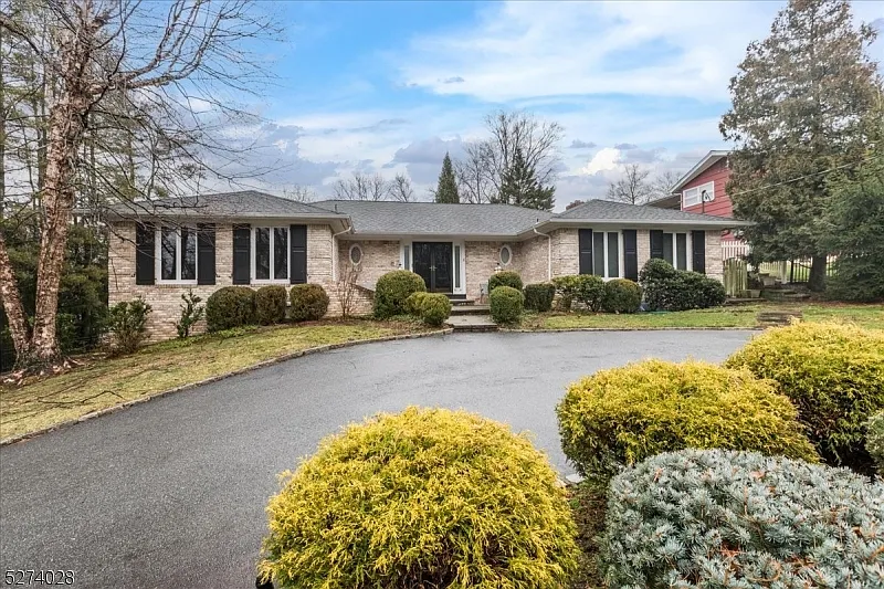 8 Robbins Ln photo 1