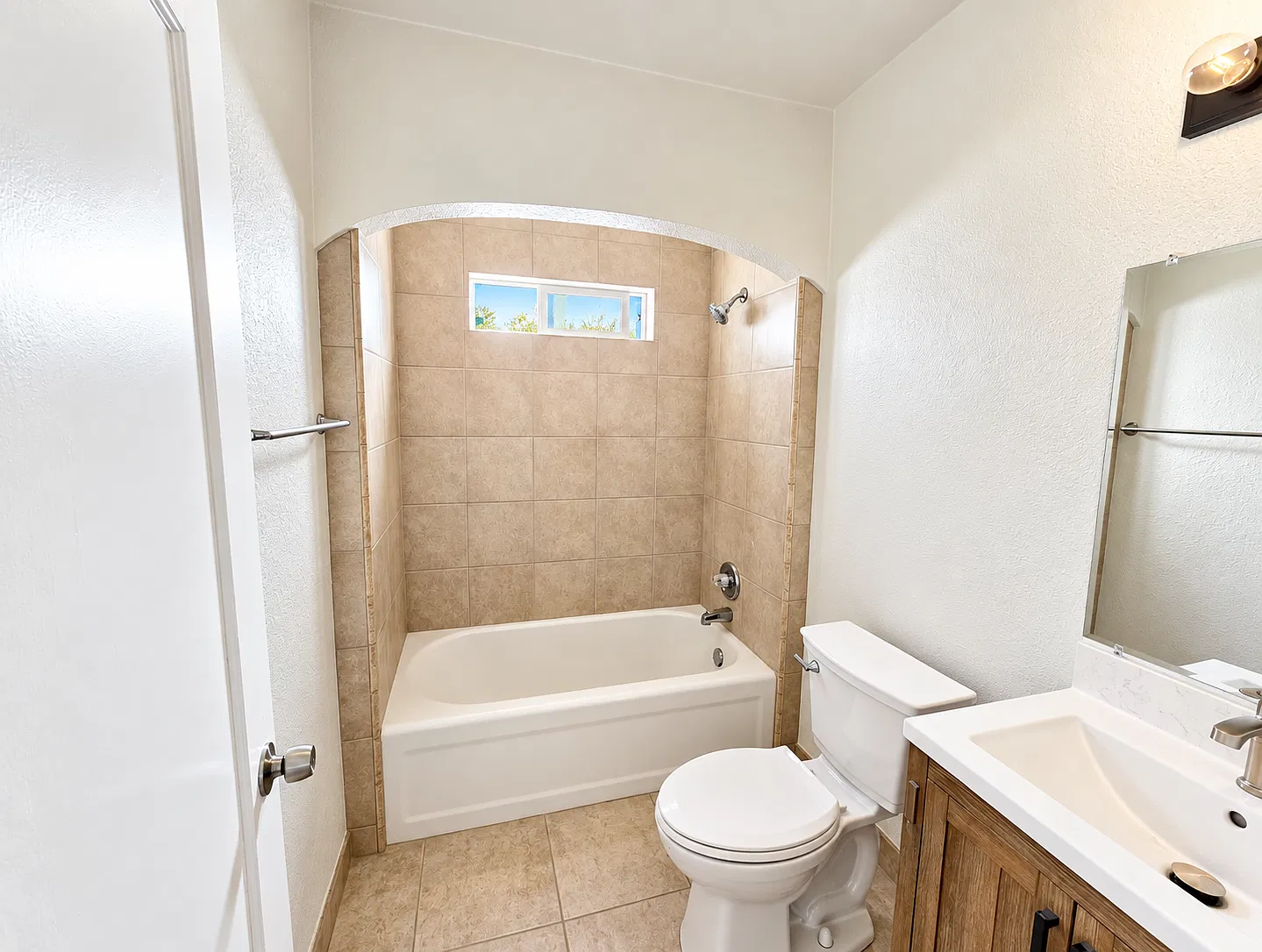 3 bed, 700 sqft, $4,300 — Photo 4