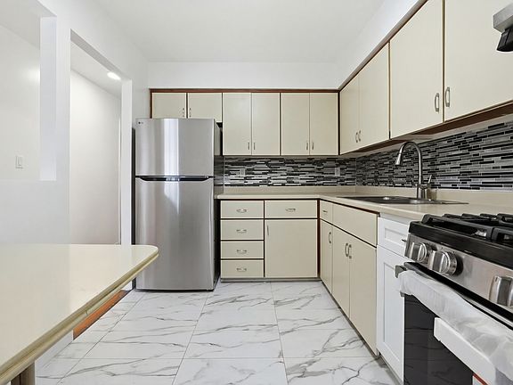 5th image of 4306 Parsons Blvd Floor 2