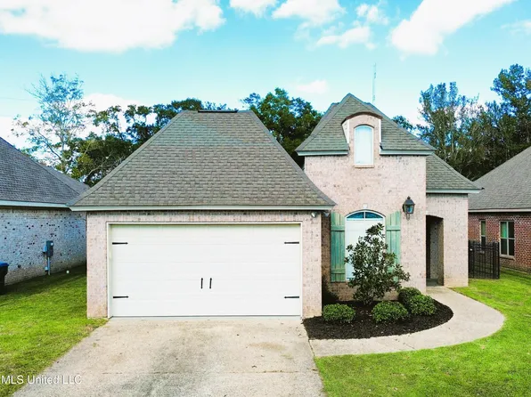 3936 Acadian Village Dr, Ocean Springs, MS 39564