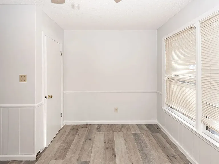 120 Colonial Ct — Photo 11