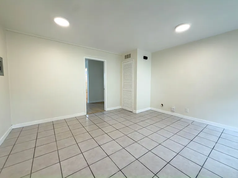 322 N Benton Way — Photo 5