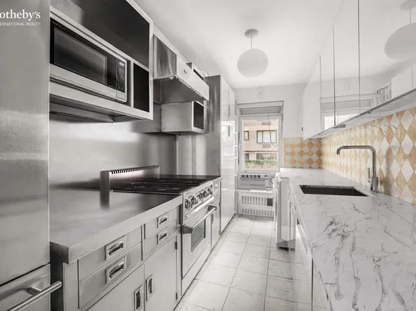 1050 5th Avenue image 8 of 12