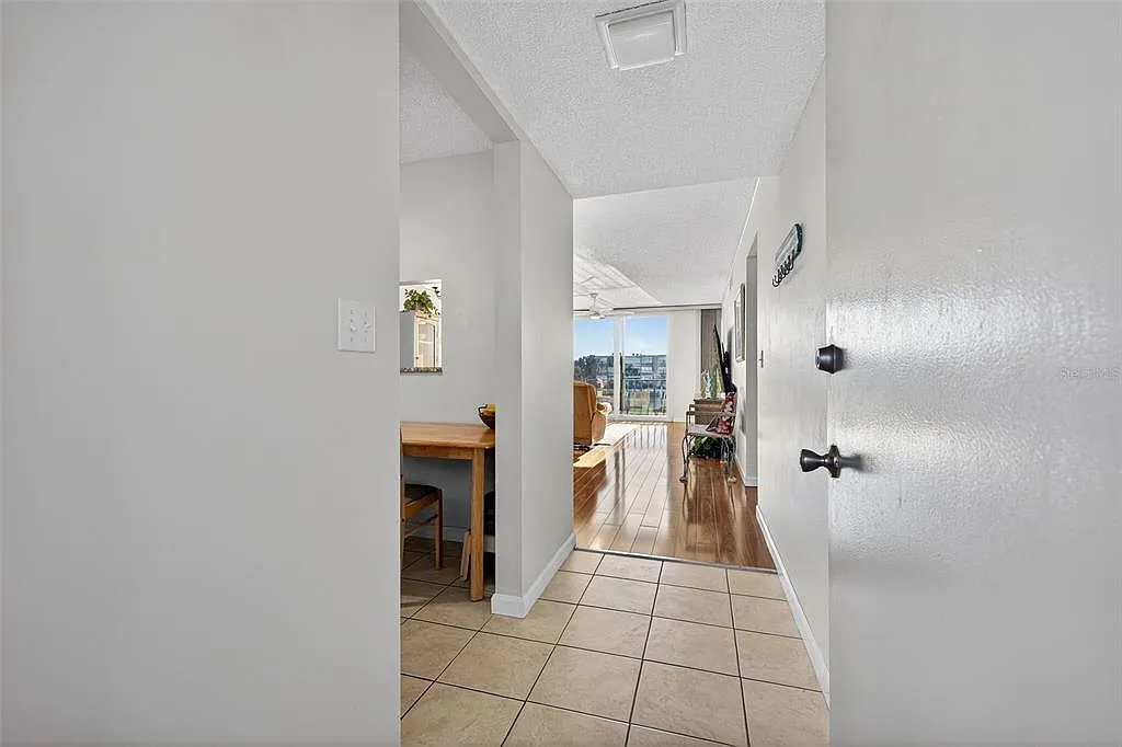 2 bed, 2.0 bath, 1045 sqft, $2,500 — Photo 2