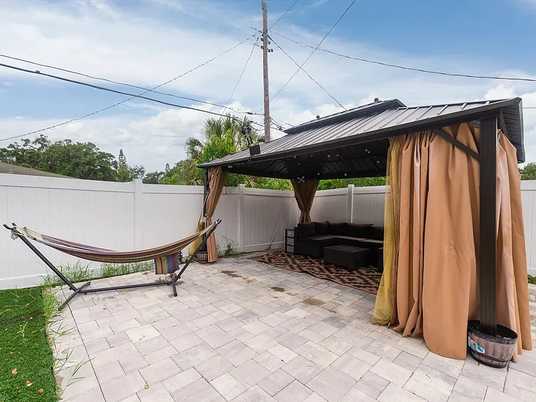 1349 Woodbine St — Photo 12