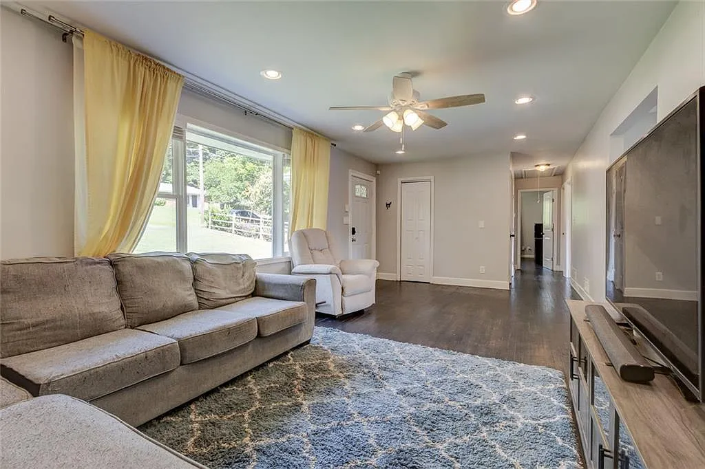 3 bed, 2.0 bath, 2852 sqft, $2,500 — Photo 4