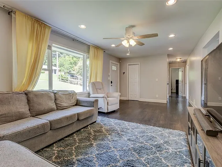 1848 Winthrop Dr SE — Photo 4