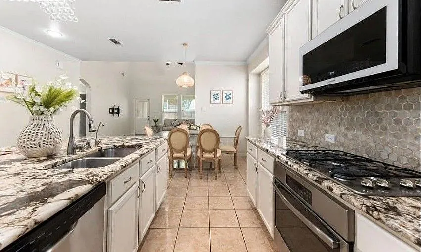 4 bed, 3.0 bath, 3159 sqft, $3,000 — Photo 4