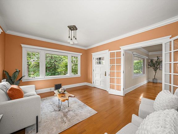 5th image of 109 W Sumner Ave
