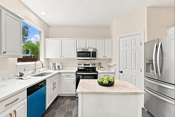 4 bed, 2.5 bath, 2127 sqft, $11,000 — Photo 3