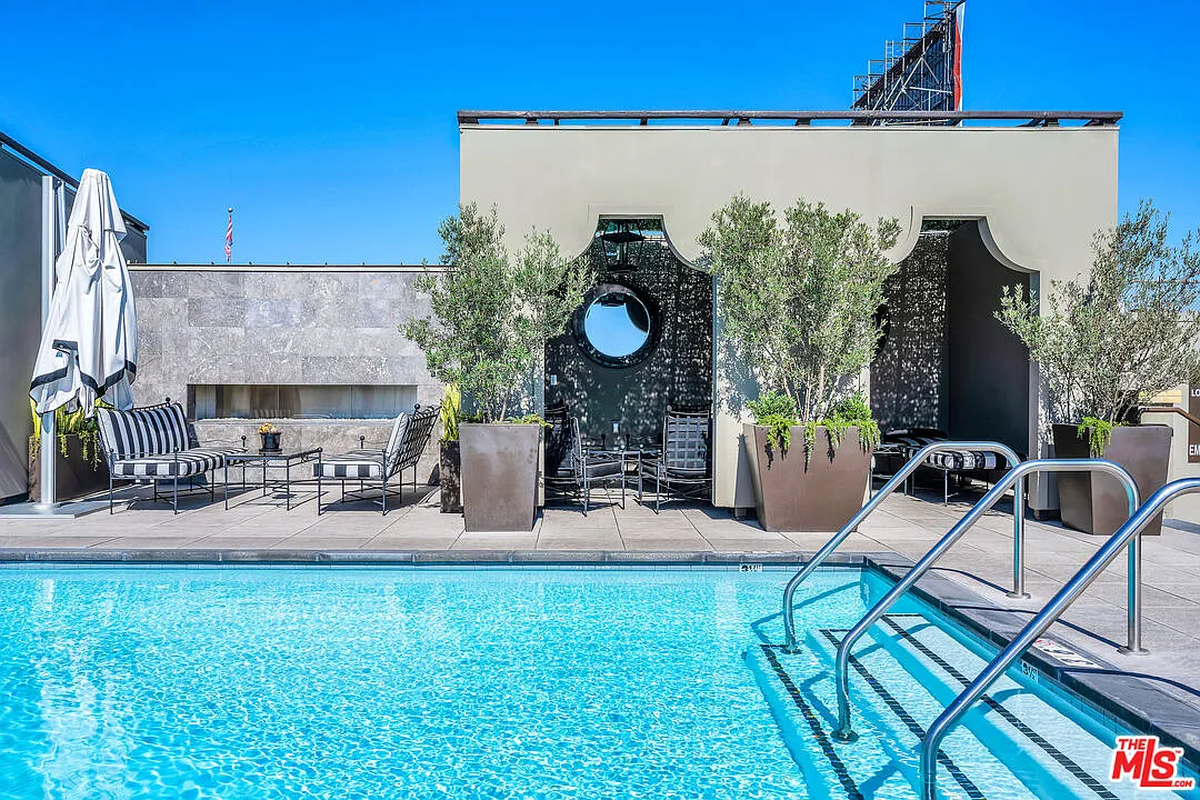 2 bed, 2.0 bath, 1720 sqft, $6,000 — Photo 3