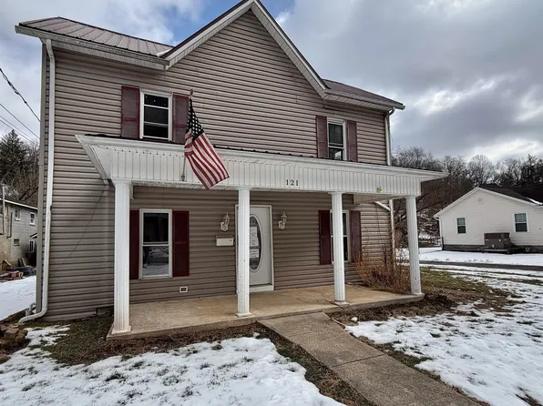 121 Valley St, Salem, WV 26426