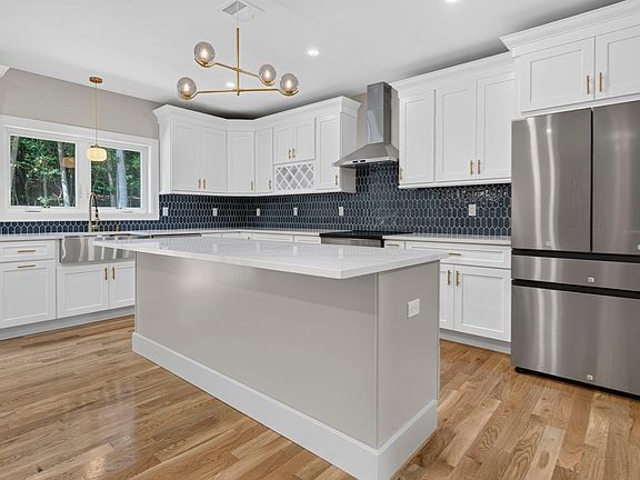 3rd image of 27B Rollins St