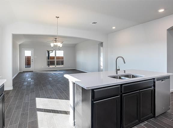 3rd image of 231 Red Oak Dr