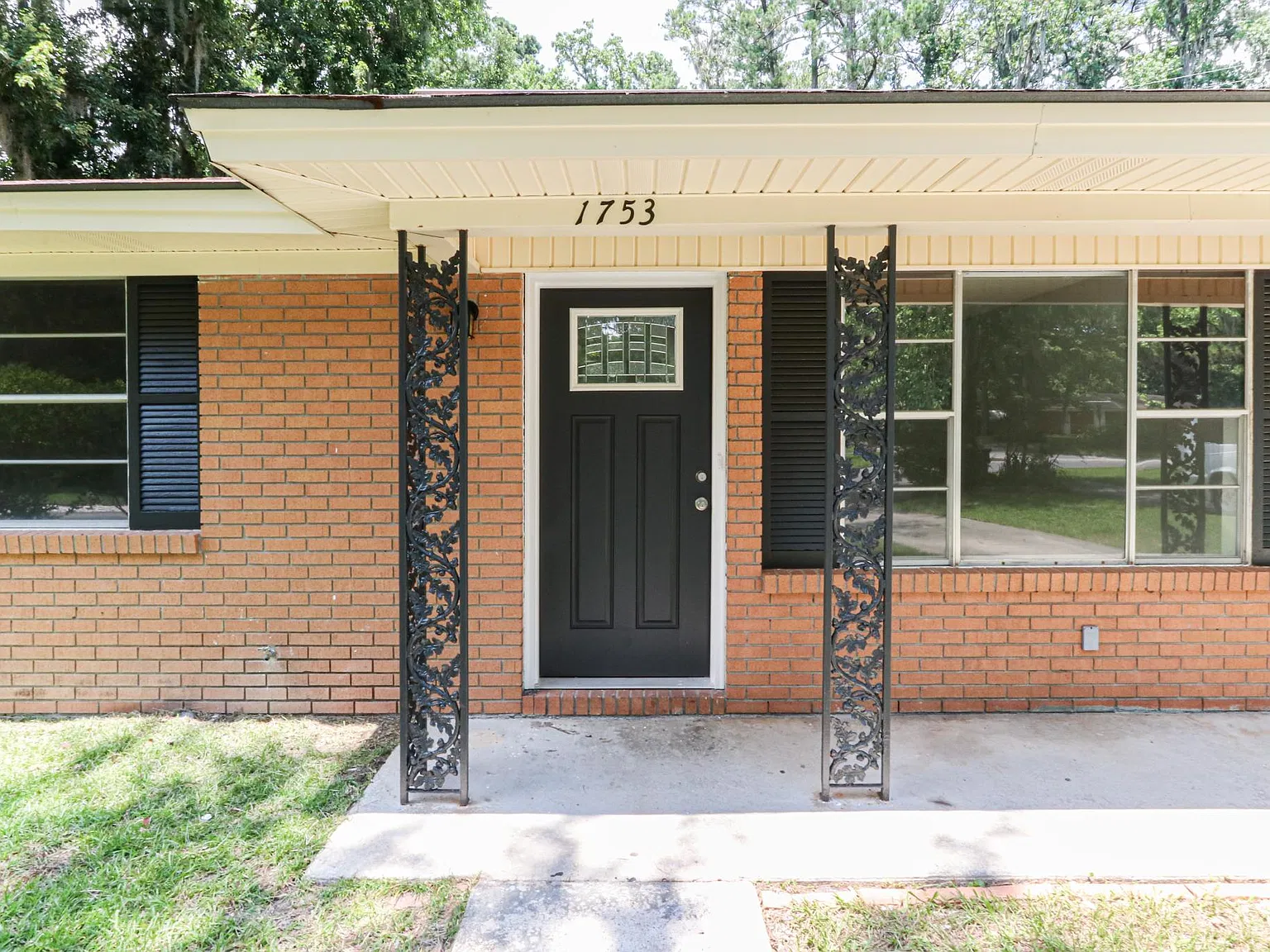1753 Kings Way — Photo 4