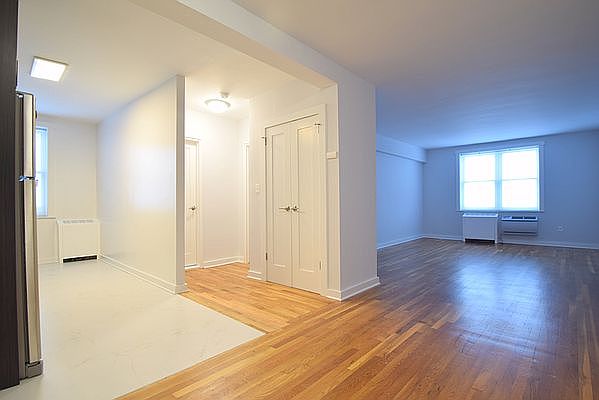 1st image of 1135 Pelham Pkwy N APT 4E