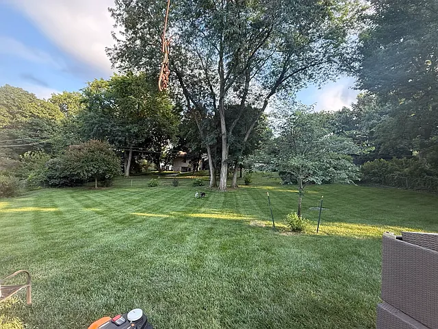 W 103rd St, Leawood — Photo 2