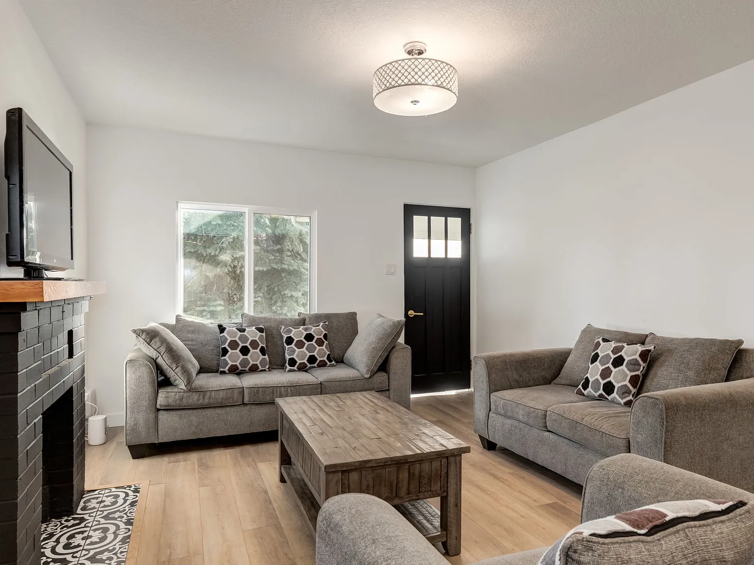 3 Bed 1 Bath Upper Suite Mount Pleasant Calgary — Photo 2