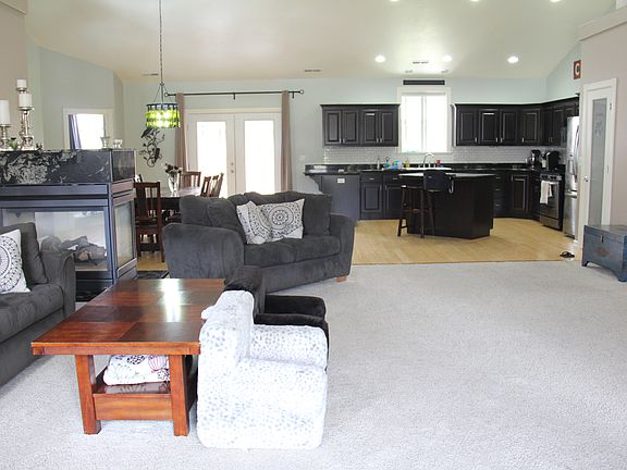 Entry/Living Room