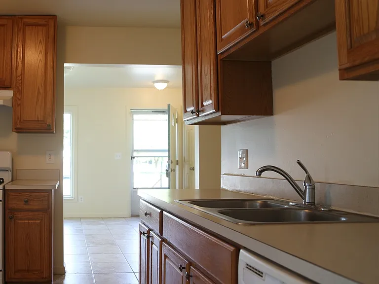 THE KITCHEN HAS ALL BRAND NEW GRANITE NOW.