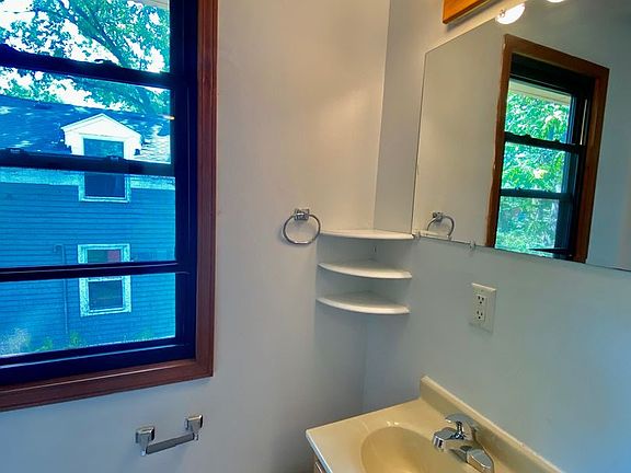 5th image of 207 Maple St APT 3