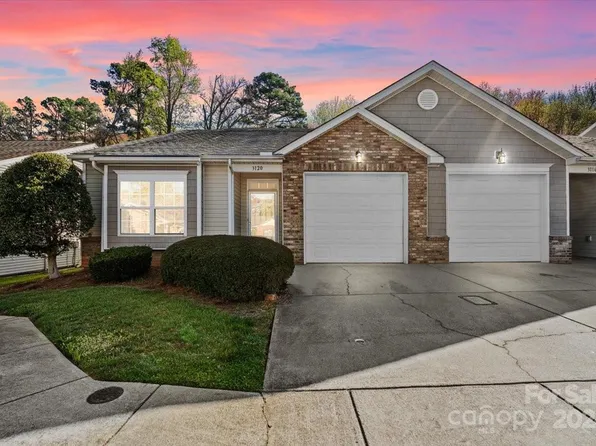 3120 Village Glen Ln, Charlotte, NC 28269