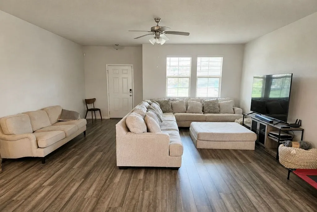 4 bed, 2.5 bath, 2383 sqft, $2,500 — Photo 4