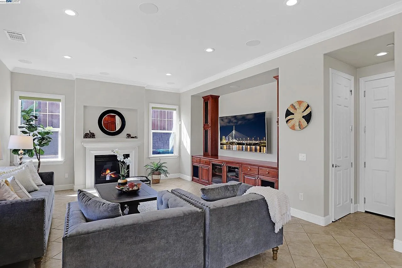 4 bed, 3376 sqft, $7,800 — Photo 1