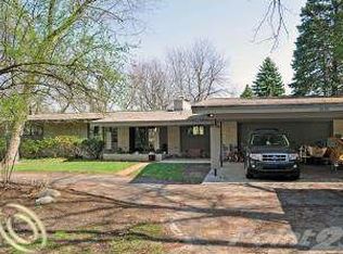 2420 Lake Angelus Ln, Lake Angelus, MI 48326