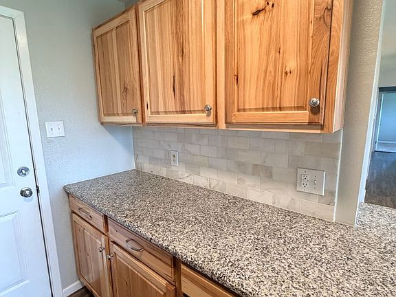 4th image of 407 Viking St