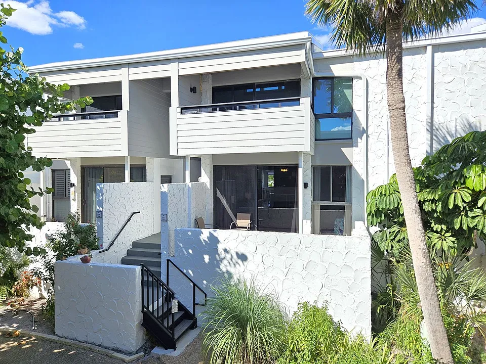 1555 Tarpon Center Dr #107