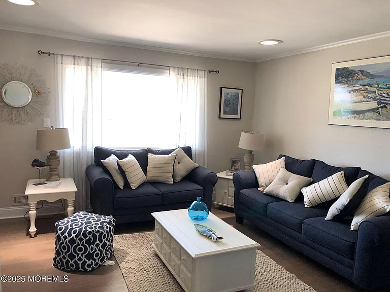 12 York Ave — Photo 4