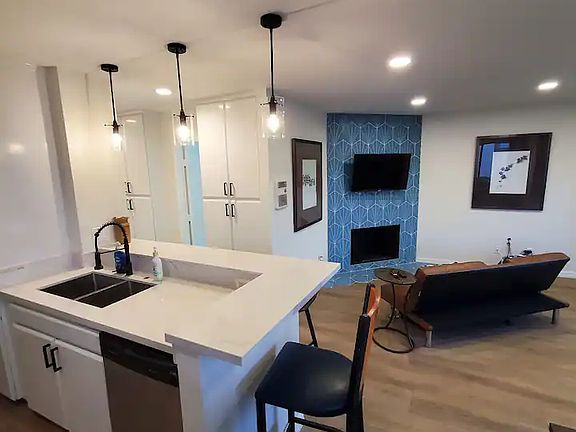 4th image of 2138 Garnet Ave