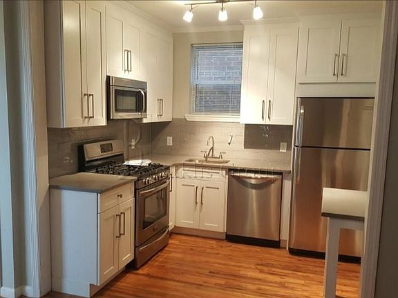4th image of 25-52 31st St Unit 2