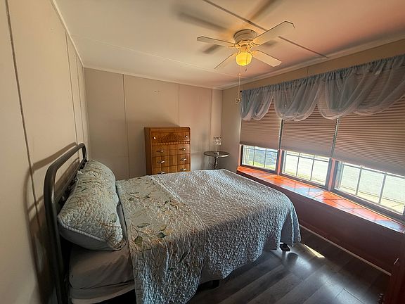 3rd image of 525 Moorfield Rd
