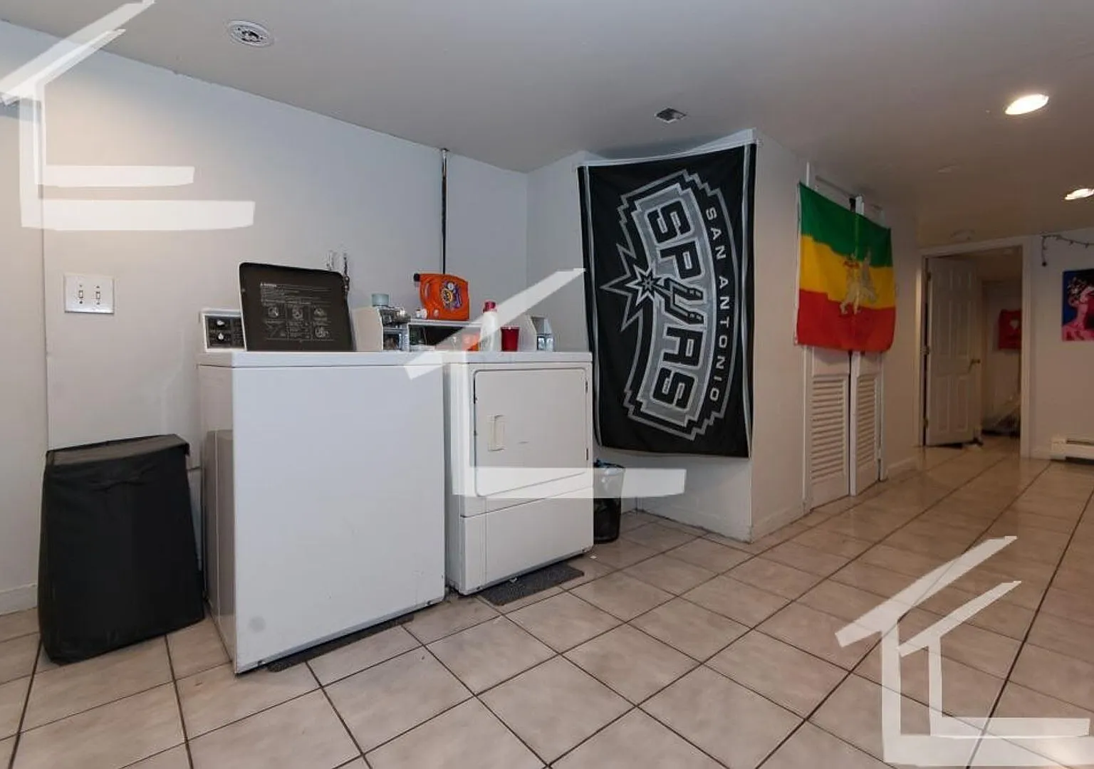 Charming 5 Bedroom-No Broker Fee — Photo 3