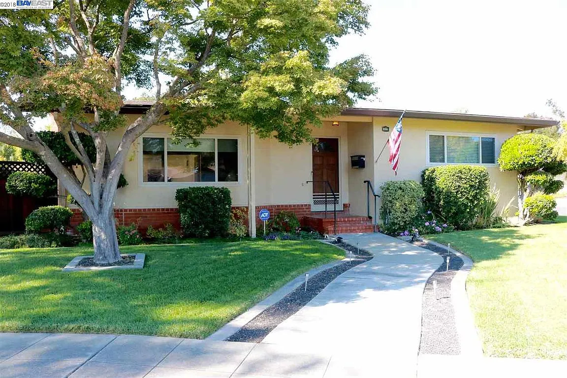 2261 Chateau Way photo 1