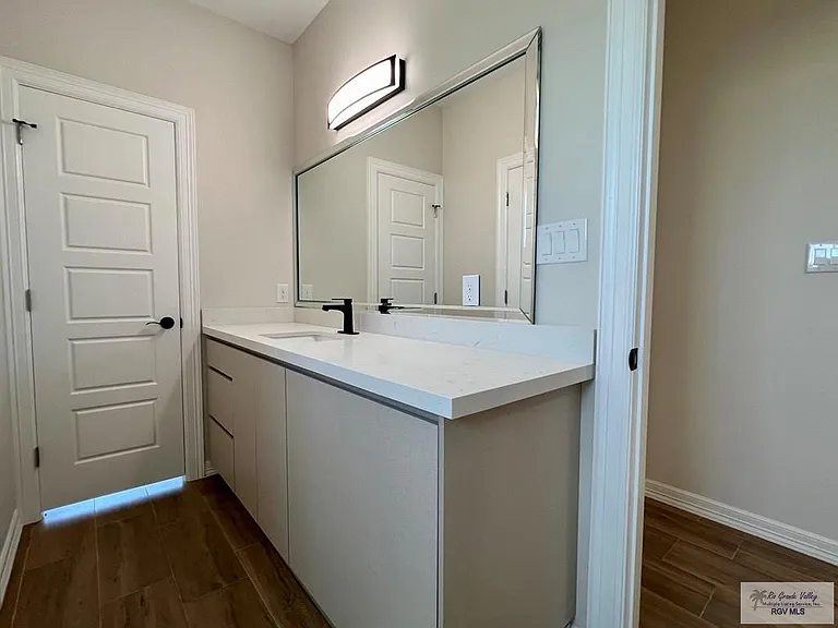 5105 Red River Cir #5105 — Photo 4