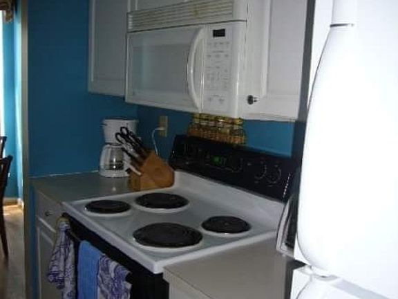 4th image of 403 Country Club Ct