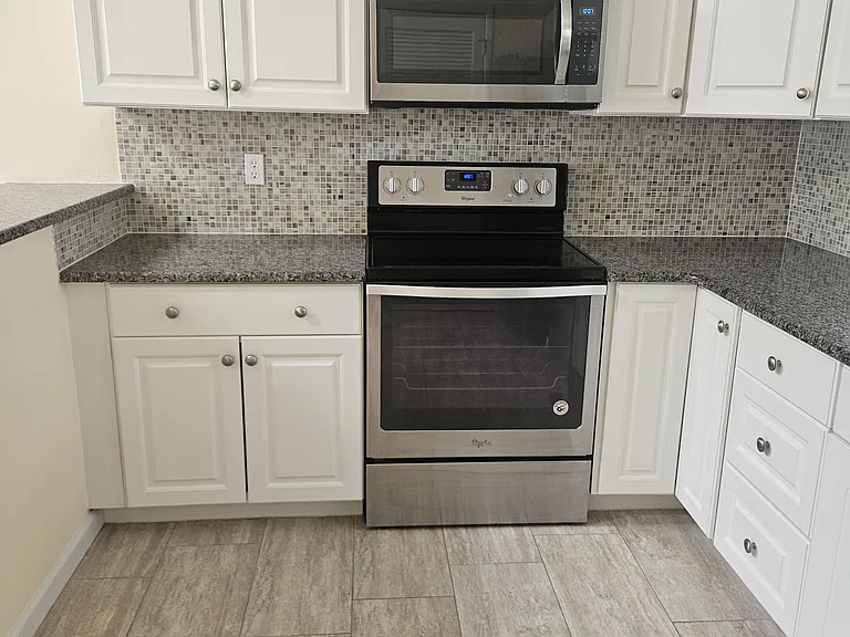464 London Ct #464 — Photo 8