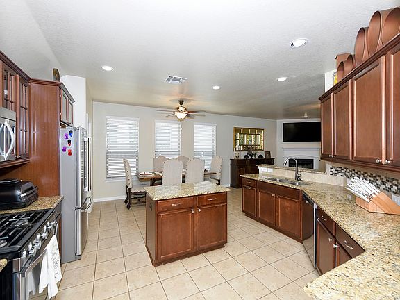 5th image of 235 Parkview Ter