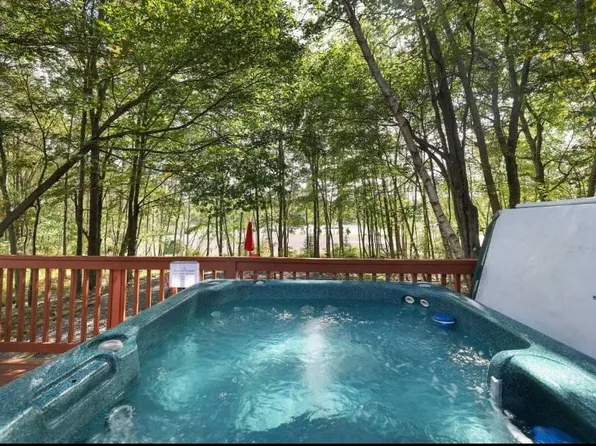 1426 Windy Pine Rd, Pine Rd, PA 18347
