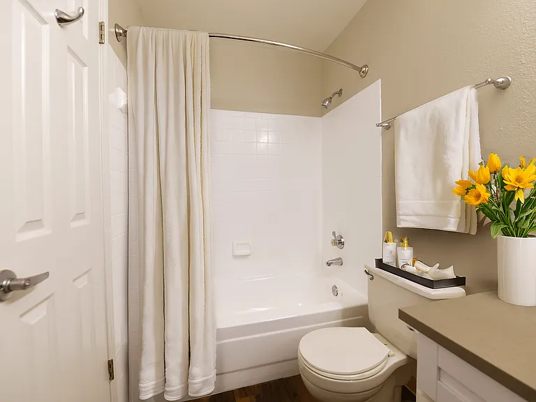 Emerald Place Apartments — Photo 15