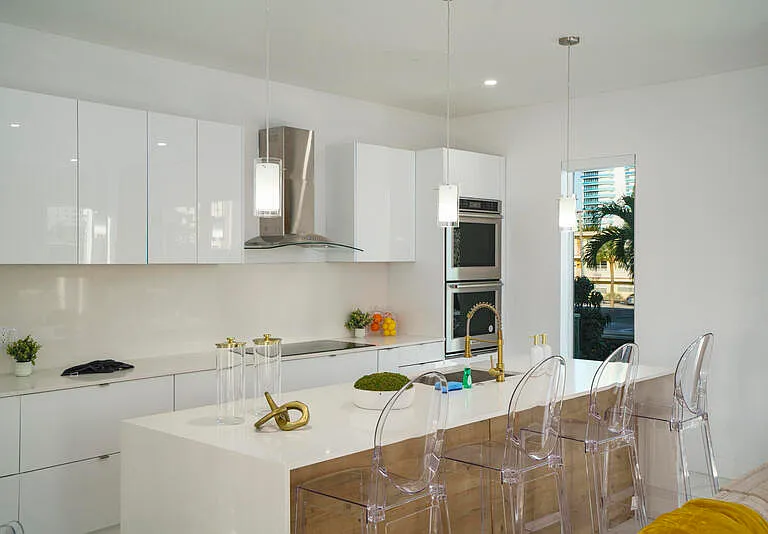 1006 N Riverside Dr — Photo 13