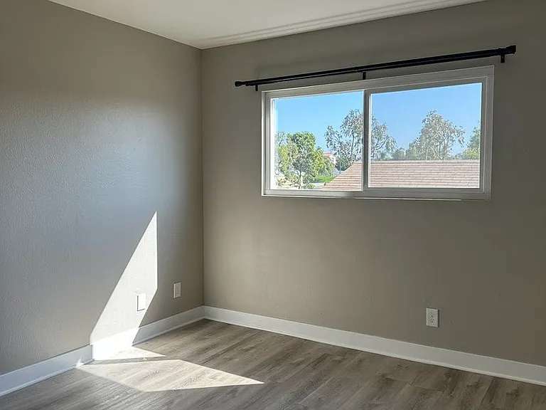 393 Montgomery St — Photo 4