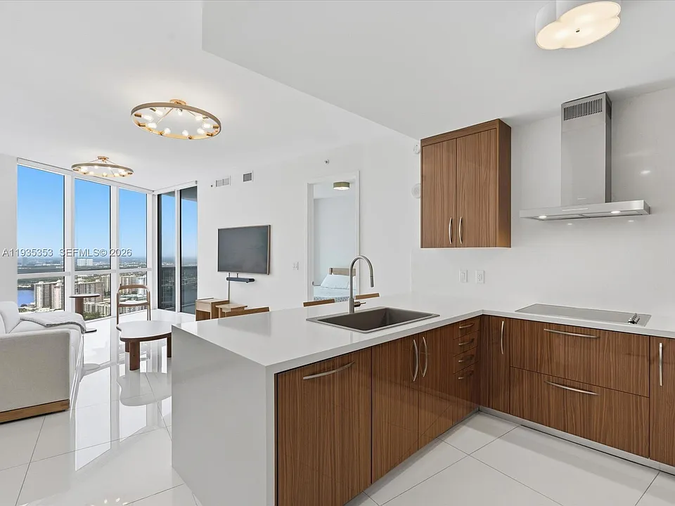 18201 Collins Ave #5508