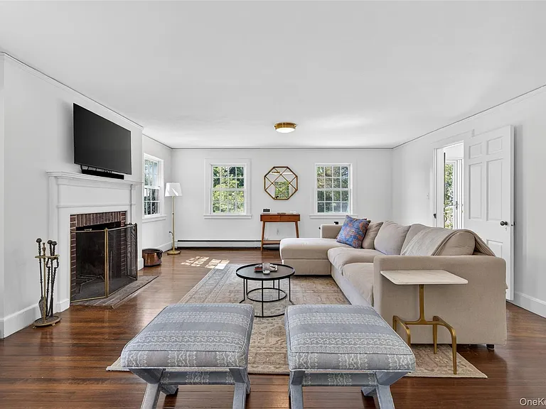 490 Duck Pond Rd — Photo 5