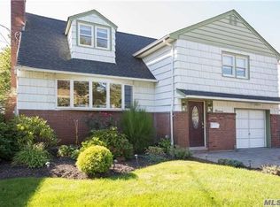 11 W Shore Dr, Massapequa, NY 11758