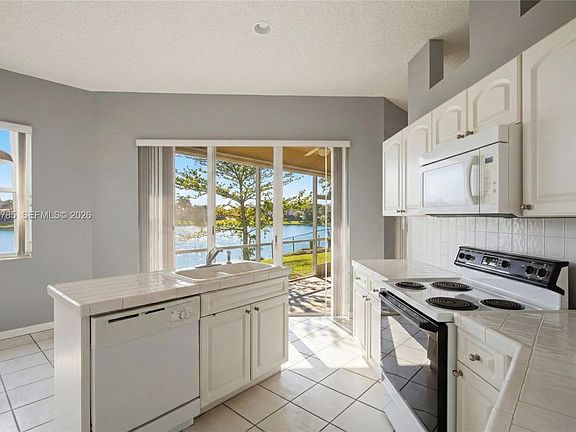 4th image of 575 SE 29th Dr