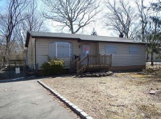 127 Monroe St, Mastic, NY 11950